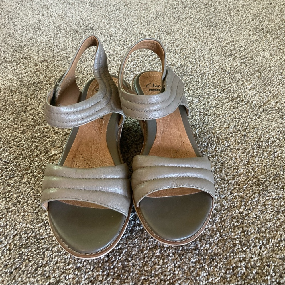 CLARKS Collection Women’s Hazelle Alba Wedge Sandals Sz 6.5 Taupe 2.5 Inch Heel